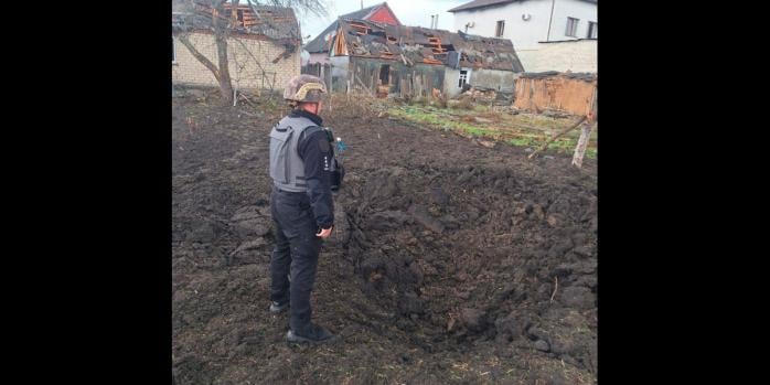 Наслідки російського обстрілу селища Золочів, фото: поліція Харківщини