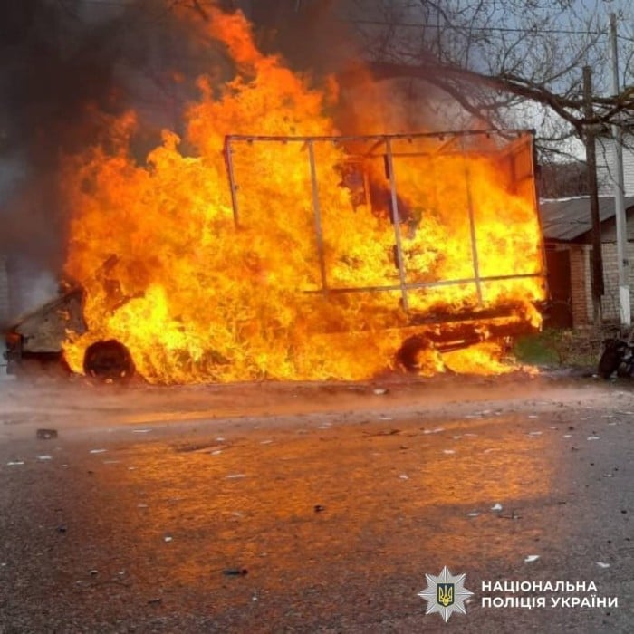 Наслідки удару російського дрона, фото: Нацполіція