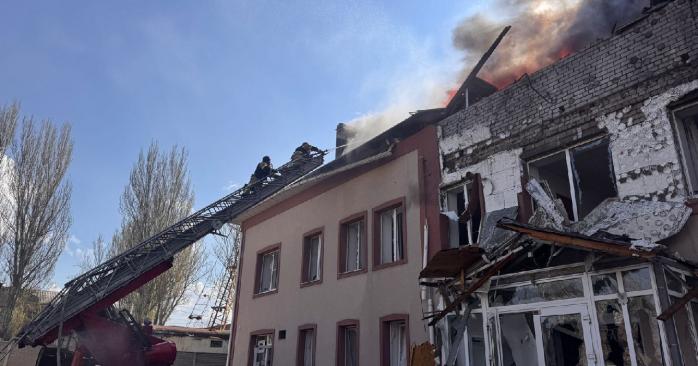 Російський дрон влучив в офісну будівлю в Запоріжжі. Фото: ДСНС