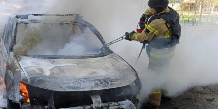 Наслідки удару російського дрона у Херсоні, фото: ДСНС