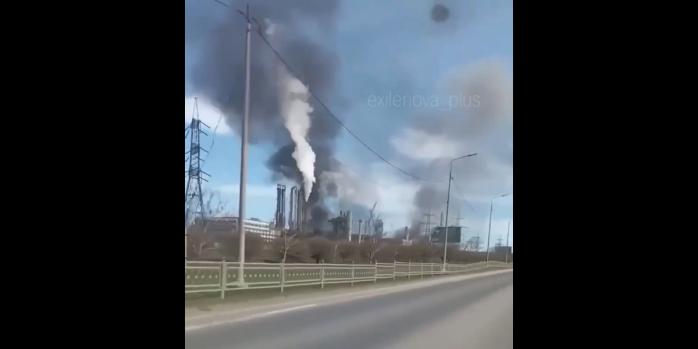 Українські безпілотники вдарили по російському хімзаводу, скріншот відео