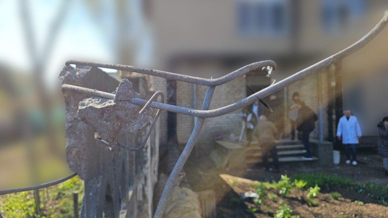 Росіяни дроном атакували лікарню у Херсоні. Фото: ОВА