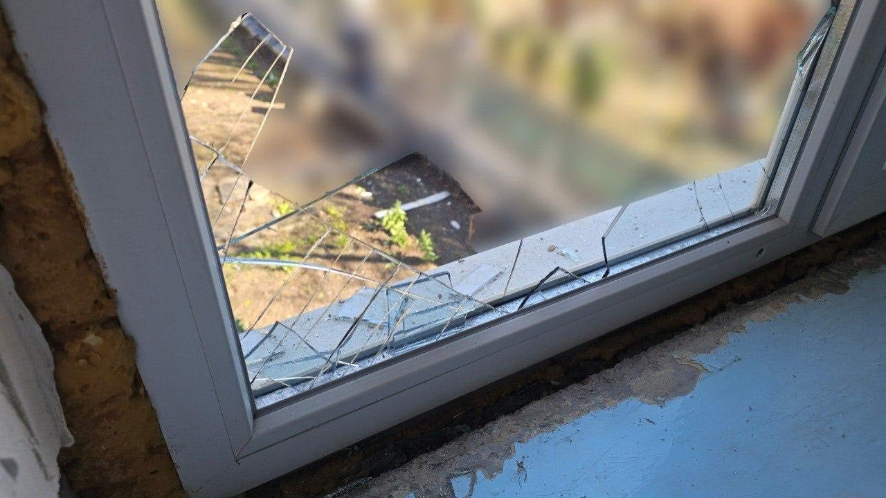 Росіяни дроном атакували лікарню у Херсоні. Фото: ОВА