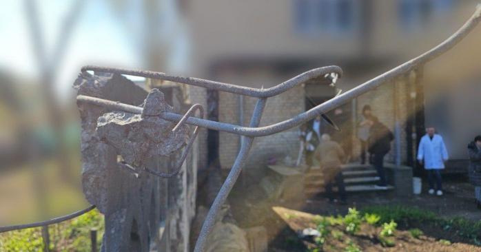 Росіяни дроном атакували лікарню у Херсоні. Фото: ОВА