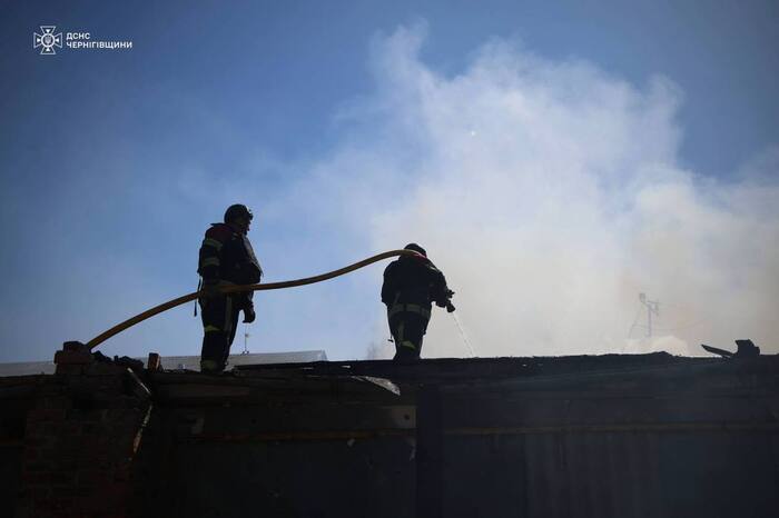 Наслідки російського удару у Чернігові, фото: ДСНС