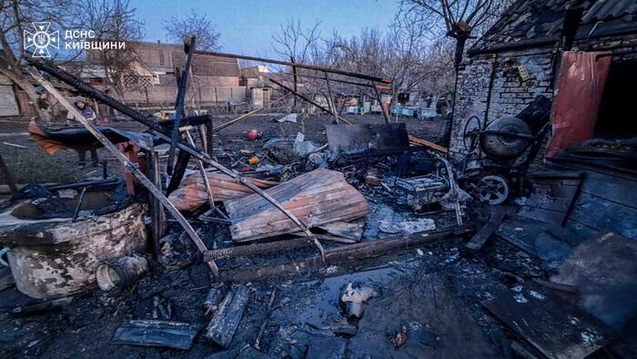 Наслідки російської повітряної атаки на Київщині, фото: ДСНС