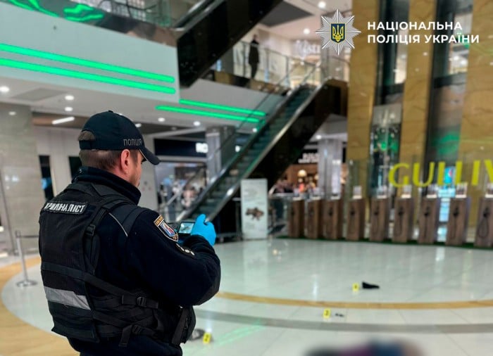 Поліція з’ясовує обставини загибелі чоловіка у приміщенні столичного ТЦ, фото: поліція Києва