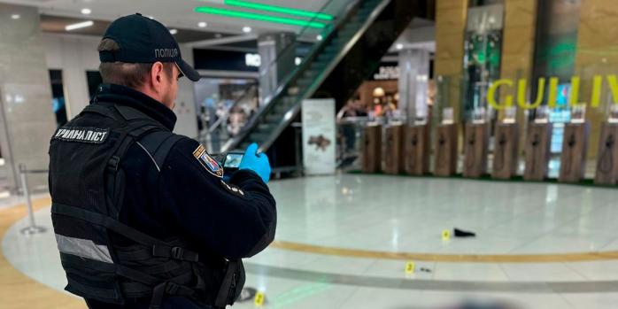 Поліція з&rsquo;ясовує обставини загибелі чоловіка у приміщенні столичного ТЦ, фото: поліція Києва