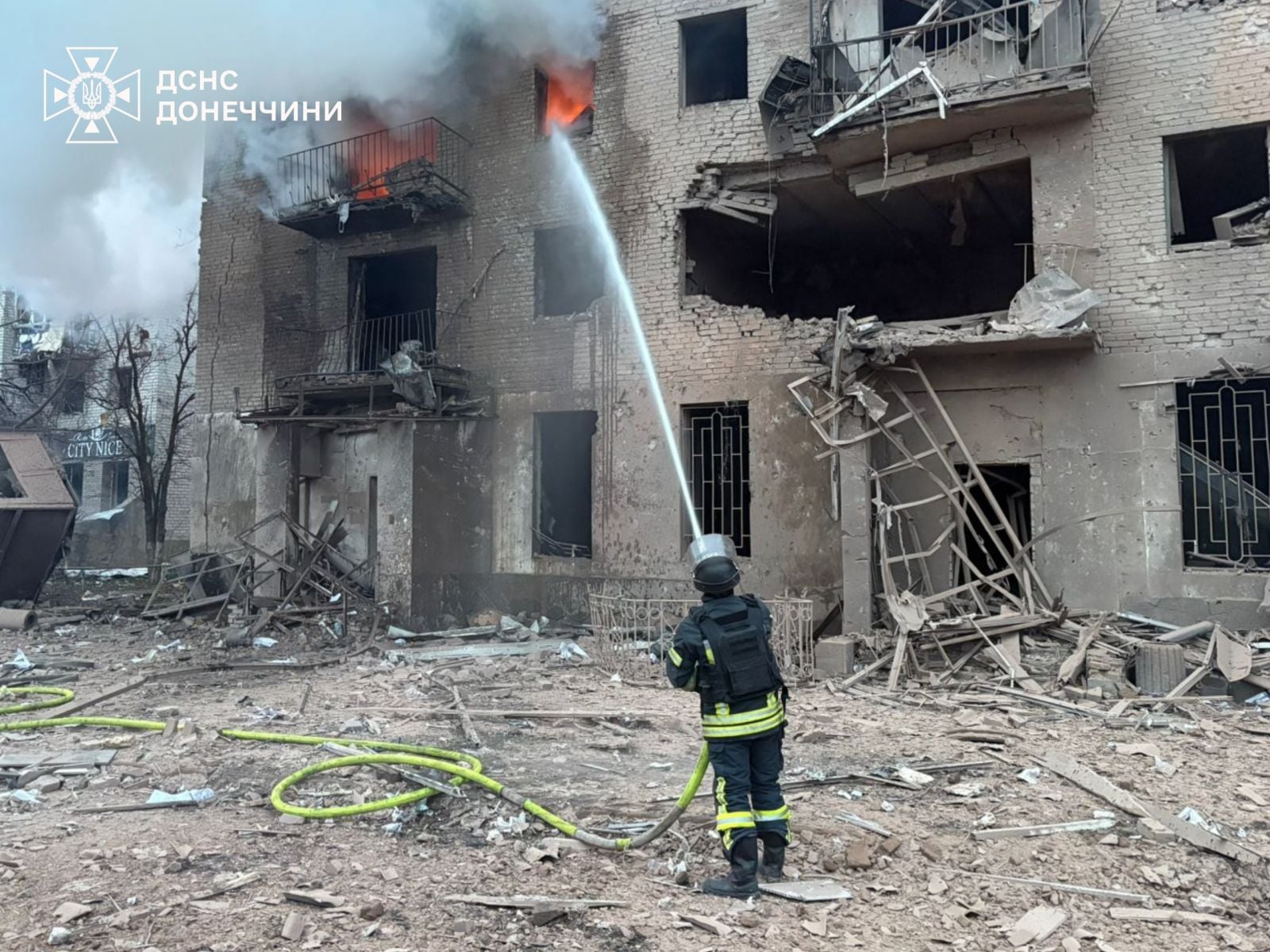 Наслідки бомбардування. Фото: ДСНС