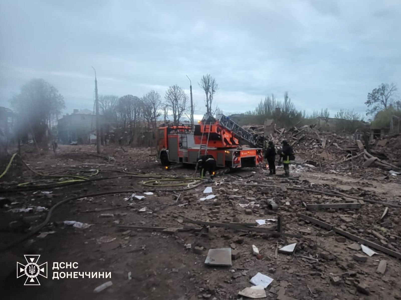 Наслідки бомбардування. Фото: ДСНС
