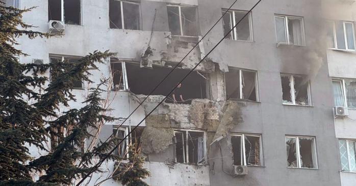 Российский дрон атаковал девятиэтажный дом в Одессе. Фото: 