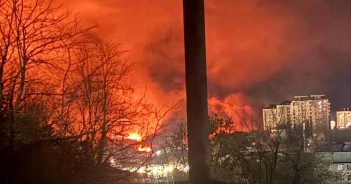 Туапсинський НПЗ у Краснодарському краї РФ загорівся після атаки дронів. Фото: 