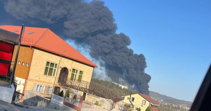Дрони атакували нафтобазу в Криму та підстанцію в Бєлгороді. Фото: 
