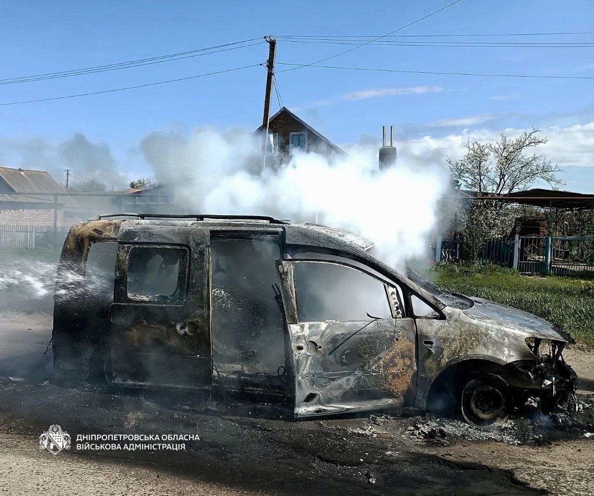 Росіяни вдарили дроном по авто на Дніпропетровщині. Фото: ОВА