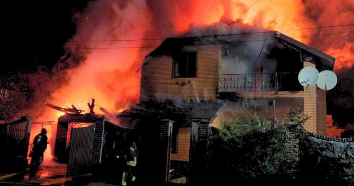 Окупанти атакували Київщину дронами. Фото: ДСНС