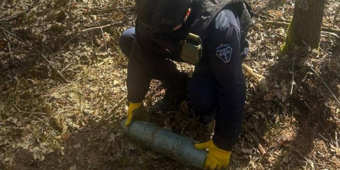Боєприпас від &laquo;Нони&raquo; виявив лісник на Київщині, фото: ДСНС