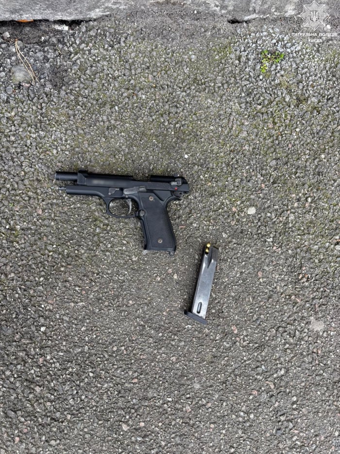 Чоловіка зі схожим на пістолет предметом затримали у Києві, фото: Патрульна поліція України