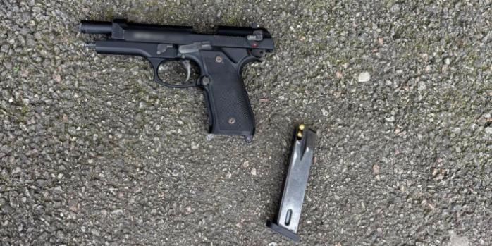 Чоловіка зі схожим на пістолет предметом затримали у Києві, фото: Патрульна поліція України