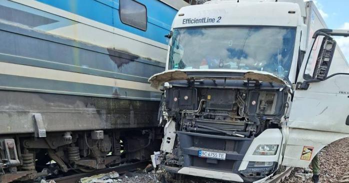 Вантажівка зіштовхнулася з пасажирським поїздом на Львівщині. Фото: 