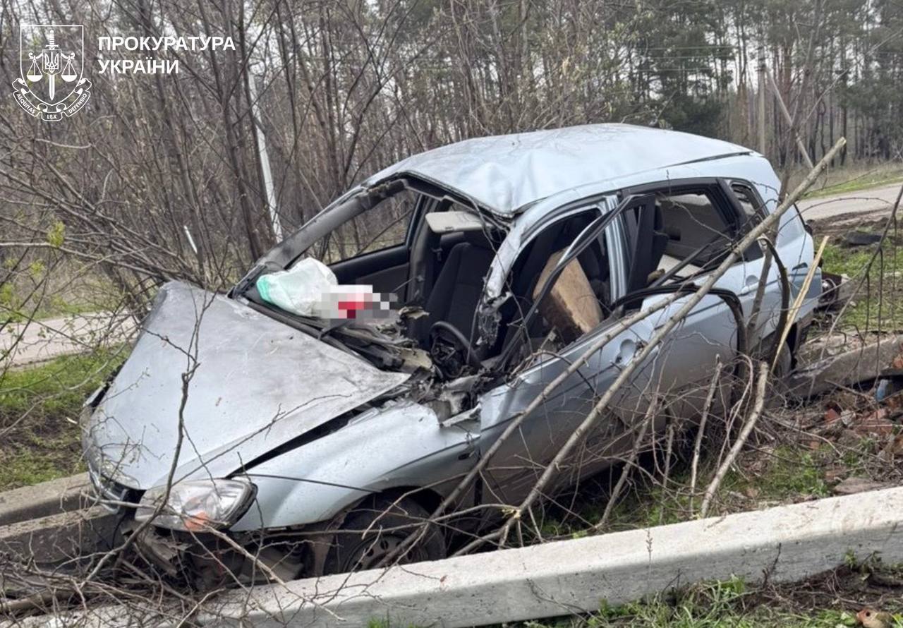 Російський БпЛА вдарив по цивільному авто на Харківщині. Фото: прокуратура