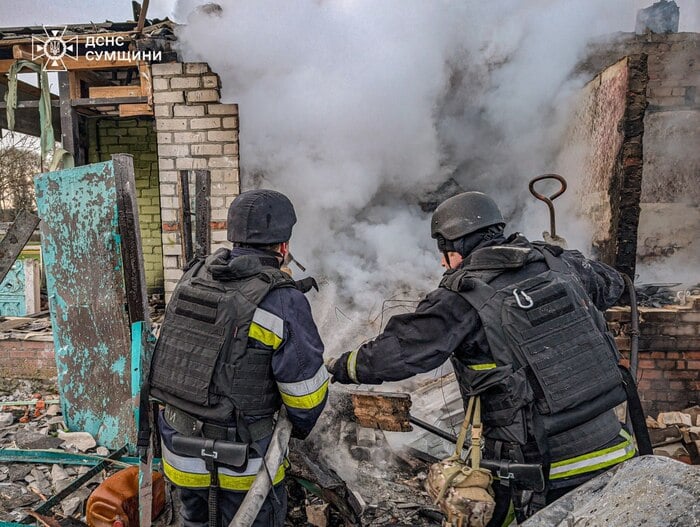 Наслідки російського удару на Сумщині, фото: ДСНС