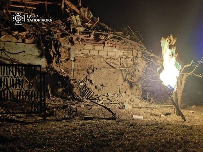 Наслідки російського обстрілу Запоріжжя, фото: ДСНС