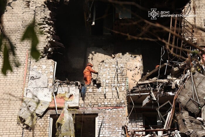 Наслідки російської атаки у Дніпрі, фото: ДСНС