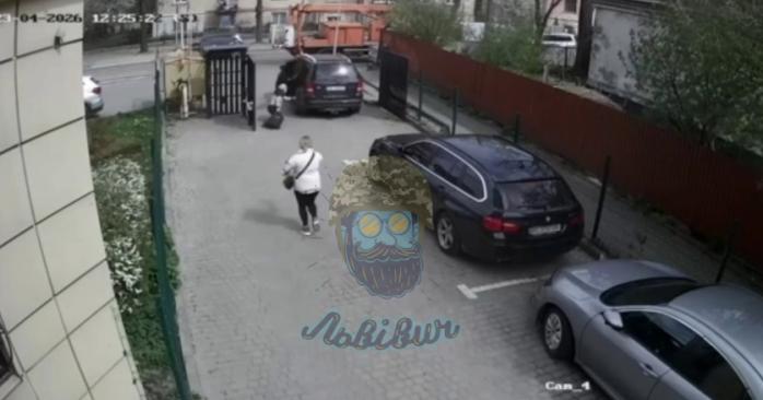 Автомобіль ТЦК збив жінку у Львові, постраждала в лікарні. Скріншот