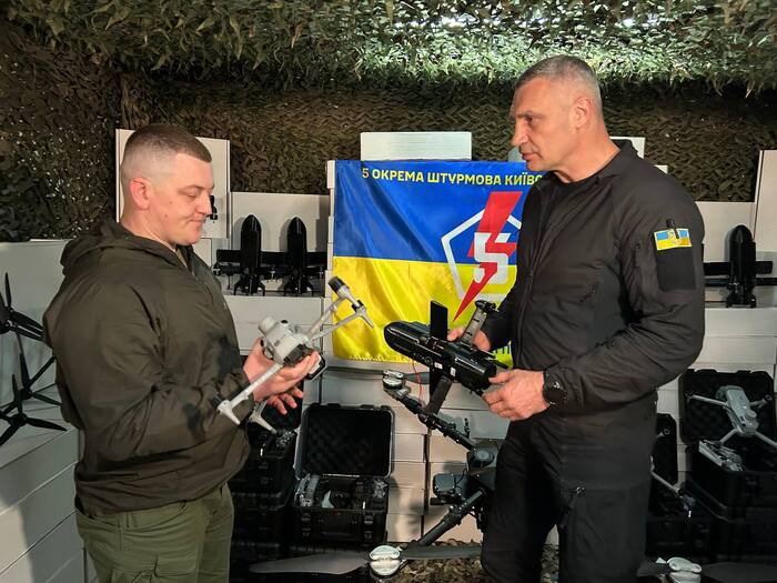 Громада Києва передала військовим чергову партію дронів. фото: Віталій Кличко