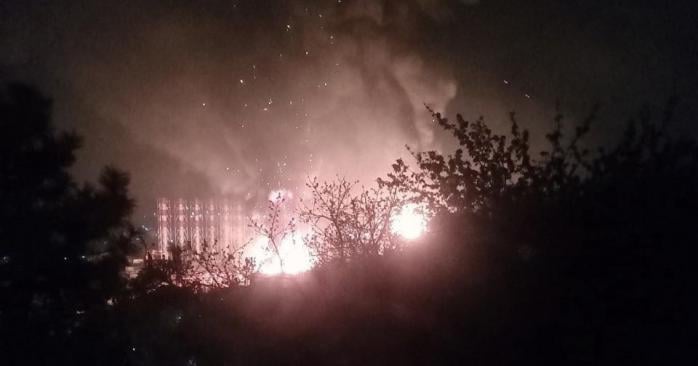 Дрони влаштували нову масштабну пожежу в російському Туапсе. Фото: соцмережі