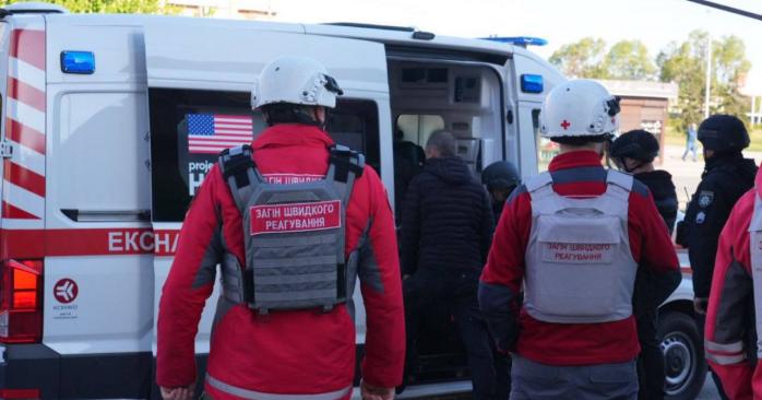 Двое мужчин пострадали в результате российских ударов по Запорожью. Фото: ГСЧС