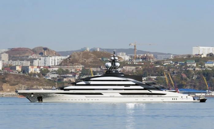 Российская суперяхта смогла пересечь Ормузский пролив. Фото: 