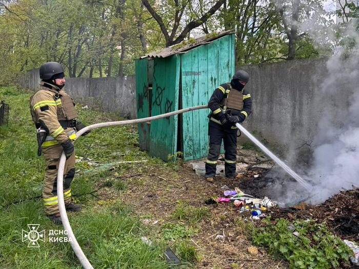Наслідки російської повітряної атаки по Києву 28 квітня, фото: ДСНС