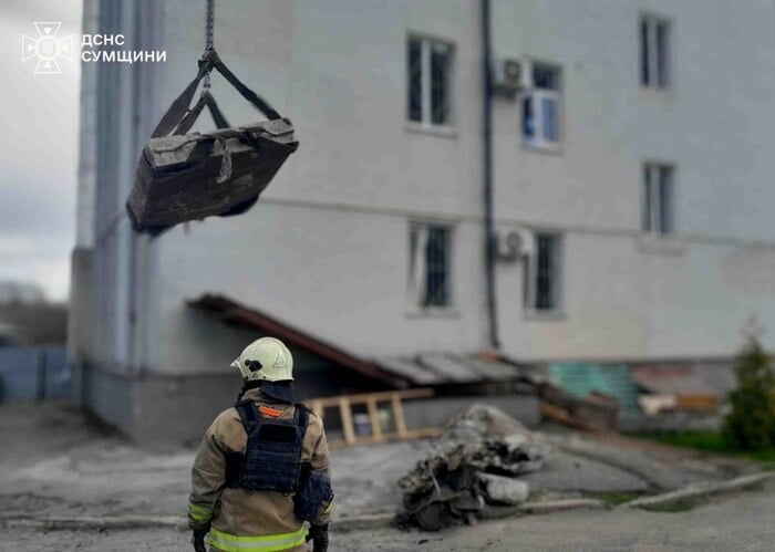 Наслідки російської атаки на Сумщині, фото: ДСНС