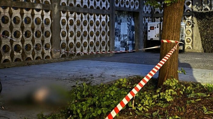 Внутрішній дворик Ратуші у Львові – місце, де сталася подія, огороджене червоно-білою сигнальною стрічкою, фото: Львівська міська рада