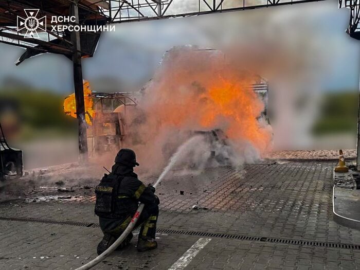 Наслідки удару російського дрона у Херсоні, фото: ДСНС