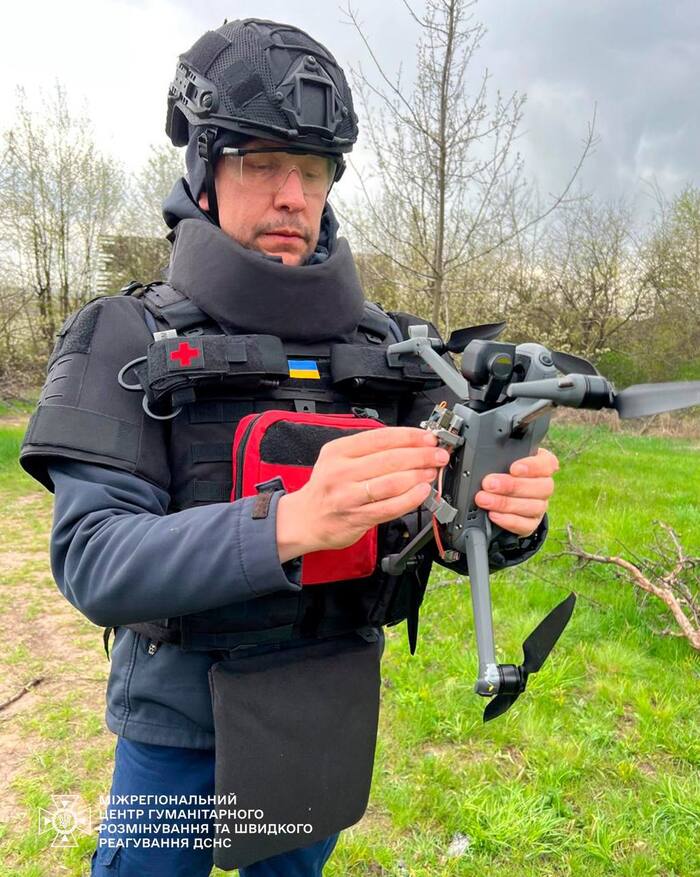 Знищення російської міни, фото: ДСНС