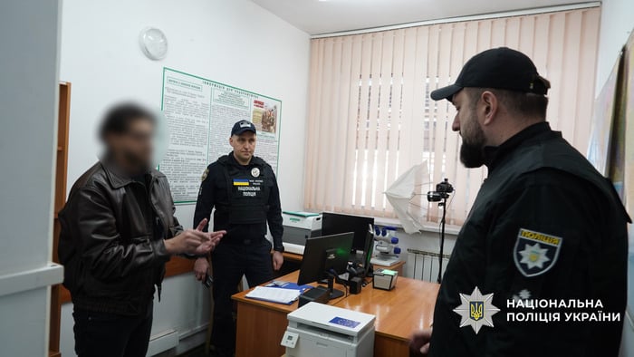 Організатора злочинної схеми, яка завдавала військовим збитків на 5 млн грн щомісяця, екстрадували з Естонії, фото: Нацполіція