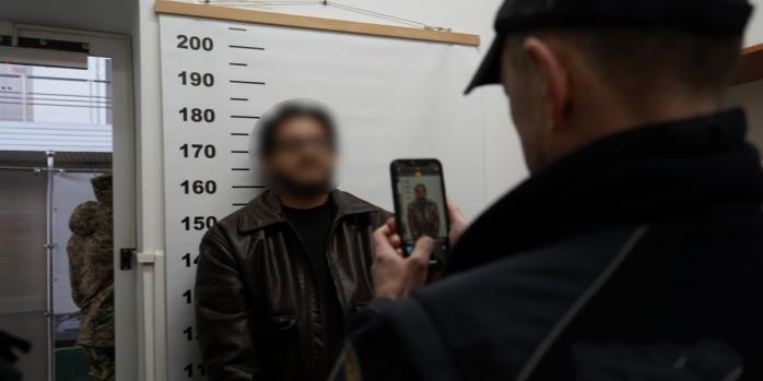 Організатора злочинної схеми, яка завдавала військовим збитків на 5 млн грн щомісяця, екстрадували з Естонії, фото: Нацполіція