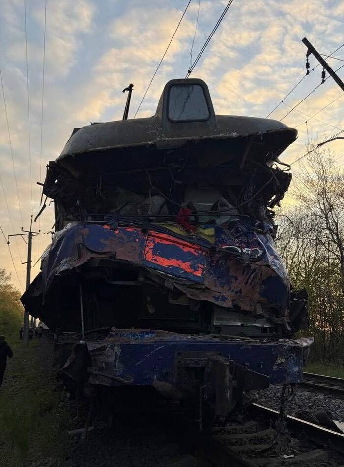 Наслідки зіткнення поїзда з автокраном на Львівщині, фото: «Укрзалізниця»