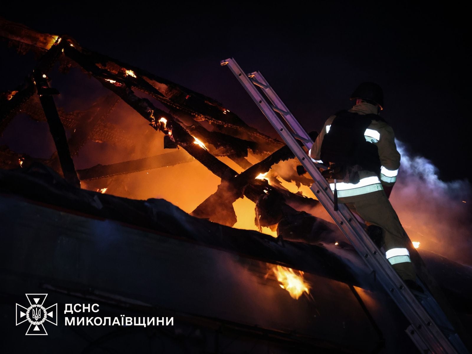 Наслідки російських атак на Миколаївщині, фото: ДСНС