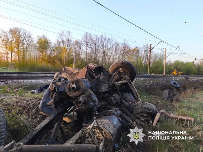 Наслідки зіткнення потяга з автокраном на Львівщині, фото: поліція Львівщини