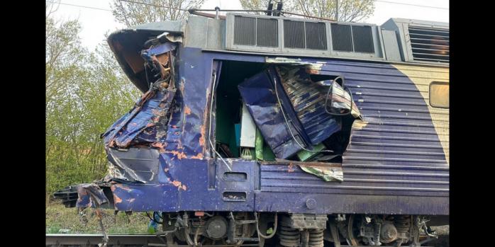 Наслідки зіткнення потяга з автокраном на Львівщині, фото: ДСНС