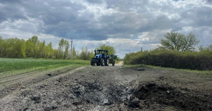 Росіяни КАБами атакували трактор на Запоріжжі. Фото: ДСНС