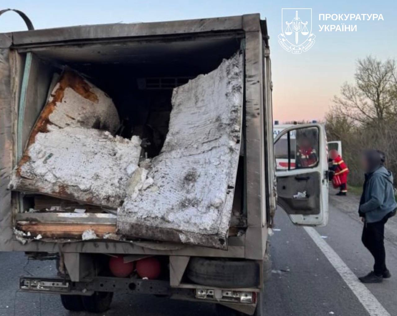 Російський дрон вдарив по хлібному фургону на Харківщині. Фото: прокуратура