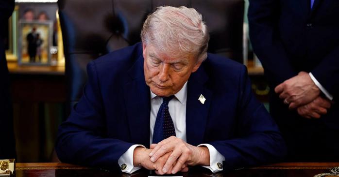 Дональд Трамп поставил на паузу операцию по сопровождению судов в проливе Ормуз. Фото: 