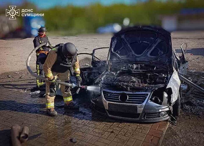 Наслідки російської атаки по автомобілю на Сумщині, фото: ДСНС Сумщини
