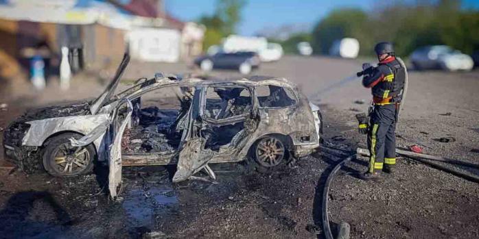 Наслідки російської атаки по автомобілю на Сумщині, фото: ДСНС Сумщини