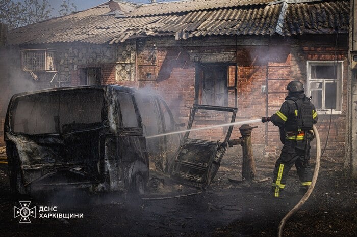 Наслідки удару російського безпілотника на Харківщині, фото: ДСНС