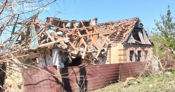 Російська авіація атакувала село під Запоріжжям. Фото: ДСНС